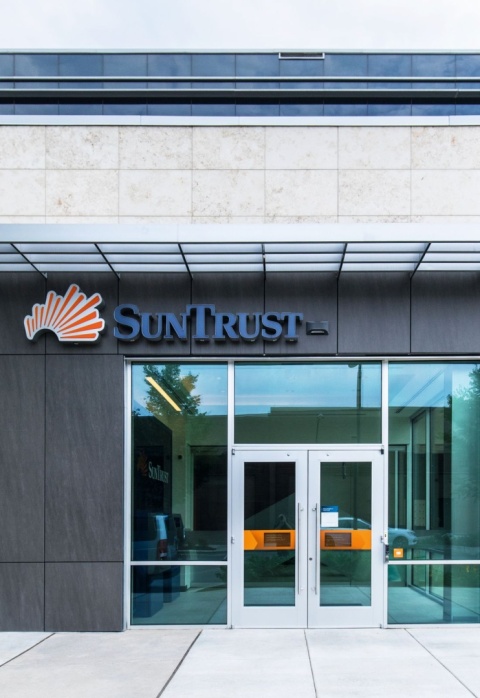 Płytki Neolith Basalt Grey w satynowym wykończeniu na nowoczesnej elewacji budynku