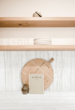 Jasna aranżacja wnętrza z płytkami Neolith Calista o marmurowej strukturze i subtelnej, matowej powierzchni