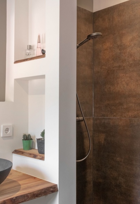 Nowoczesna łazienka z płytkami Neolith Iron Corten o industrialnym charakterze
