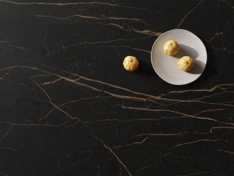 Neolith Mamba Fusion Silk – czarna powierzchnia spieku z dynamicznym złotym użyleniem