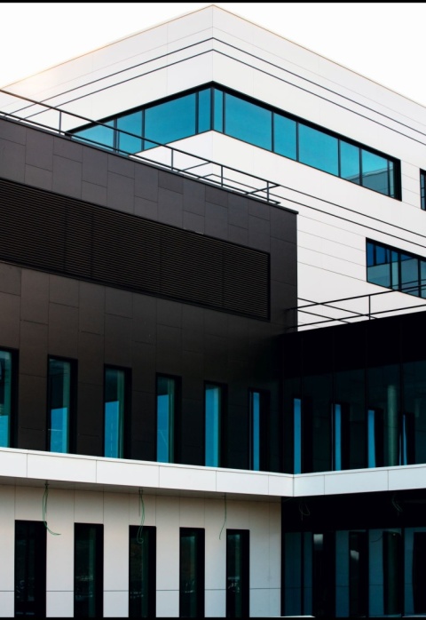 Elewacja budynku wykończona czarnymi płytkami Nero Colorfeel, nowoczesna architektura o geometrycznej formie