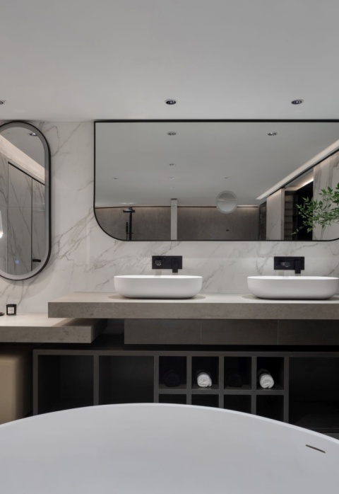 Czarne płytki Nero Colorfeel Satin zastosowane w nowoczesnej kuchni z wyspą i zabudową w ciemnych tonach