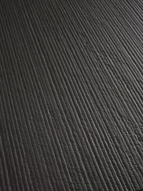 Neolith Obsidian Rigato – ciemny spiek kwarcowy z liniową, żłobioną strukturą powierzchni