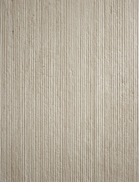 Struktura spieku Neolith Serpeggiante z delikatnym, liniowym rysunkiem inspirowanym trawertynem