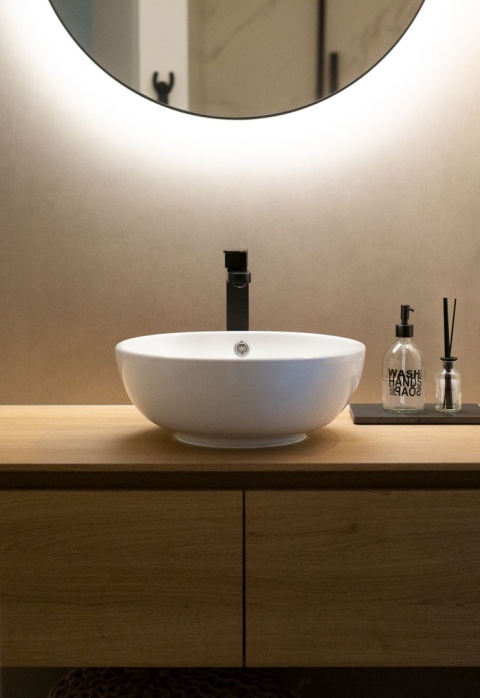 Neolith Pietra di Luna – jasna okładzina ścienna w łazience z satynowym wykończeniem Silk