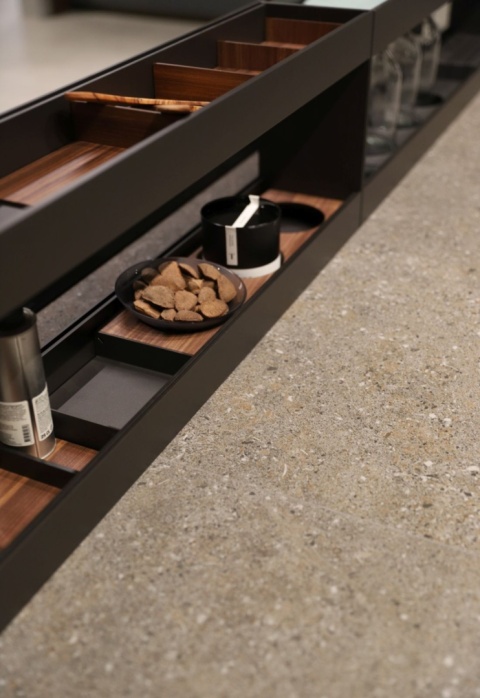 Płytki Neolith Wulong 6 mm zastosowane w nowoczesnej zabudowie wnętrza