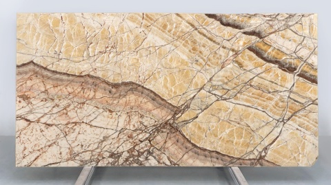 Yellow Picasso Onyx 20 mm z Hiszpanii – żółto-złota płyta onyksu polerowanego do wnętrz dekoracyjnych.