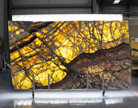 Poświetlona płyta Yellow Picasso Onyx 20 mm z Hiszpanii – żółto-złota płyta onyksu polerowanego do wnętrz dekoracyjnych.