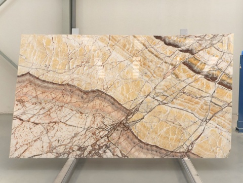 Yellow Picasso Onyx 20 mm z Hiszpanii – żółto-złota płyta onyksu polerowanego do wnętrz dekoracyjnych.