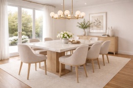 Jadalnia ze stołem ze spieku Keena w kremowo-białym kolorze z miękkim beżowo-szarym użyleniem