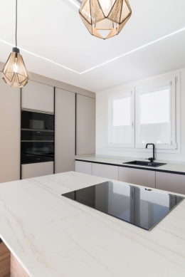 Jasny blat kuchenny Dekton Neural z delikatnym marmurowym użyleniem