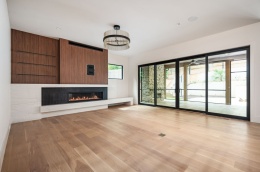 Kominek wykończony Dekton Neural z jasnym marmurowym rysunkiem