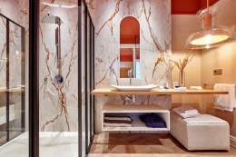 Wyspa kuchenna z Dekton Awake kC w białym marmurowym wykończeniu ze złotymi żyłami