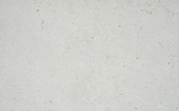 Dekton Polar – jasna płyta o subtelnym, wapiennym rysunku w chłodnym kremowo-beżowym odcieniu