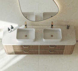 Łazienka z blatem i ścianą z Dekton Polar w jasnym, wapiennym odcieniu z delikatną strukturą