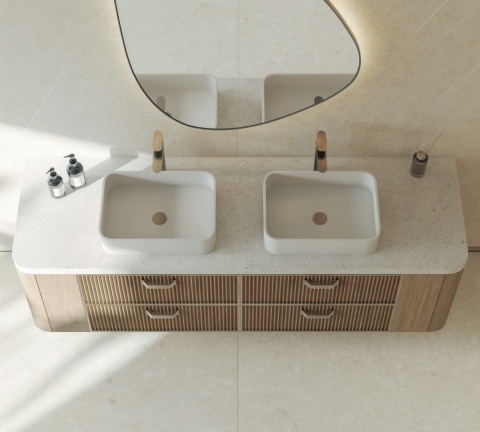 Łazienka z blatem i ścianą z Dekton Polar w jasnym, wapiennym odcieniu z delikatną strukturą