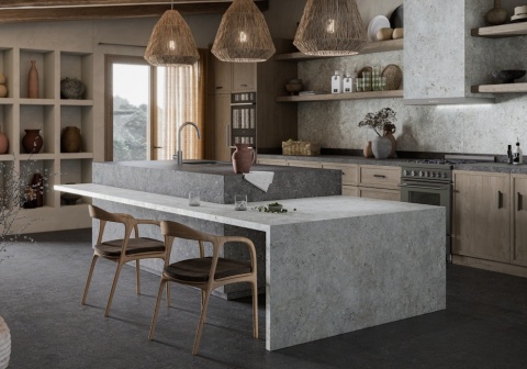 Nowoczesna kuchnia z wyspą z Dekton Sabbia o jasnej, kamiennej strukturze w naturalnym wnętrzu