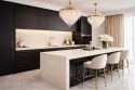 Nowoczesna kuchnia glamour z blatami ze spieku Laminam Calce Bianco i czarną zabudową meblową.