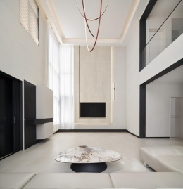 Nowoczesny kominek w salonie wykończony spiekiem Laminam Calce Bianco z dekoracyjnymi półkami.