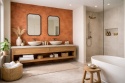 Łazienka z dekoracyjną ścianą ze spieku Laminam Calce Terracotta i kremowymi ścianami w ciepłej aranżacji