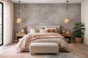 Sypialnia z dekoracyjną ścianą ze spieku Laminam Calce Tortora i miękkimi kolorowymi tekstyliami