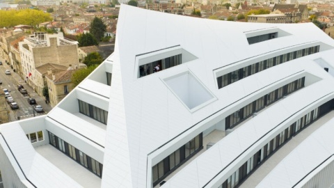 Elewacja budynku z białego spieku Laminam Bianco Assoluto – nowoczesna architektura z wielkoformatowych płyt ceramicznych