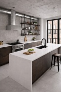 Kuchnia industrialna z wyspą i blatami ze spieku Laminam Bianco Assoluto na tle betonu architektonicznego
