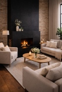 Salon z kominkiem obłożonym czarnym spiekiem Nero Assoluto, jasne meble i naturalne dodatki ocieplają loftowe wnętrze.