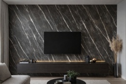 Ściana RTV w salonie ze spieku kwarcowego Calacatta Black Rain z wyraźnym białym użyleniem i ciemną zabudową meblową.