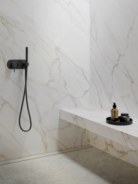 Nowoczesna łazienka z białym spiekiem Calacatta Supreme i złoto-szarymi żyłkami, czarne baterie