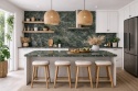 Blaty kuchenne ze spieku Verde Borgogna Marazzi, zielony marmurowy wzór w aranżacji z białymi meblami.