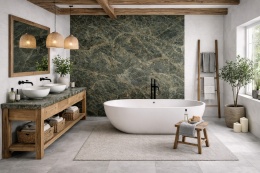 Elegancka łazienka z dekoracyjną ścianą Marazzi Verde Borgogna oraz jasnym spiekiem w tonacji chłodnej bieli.