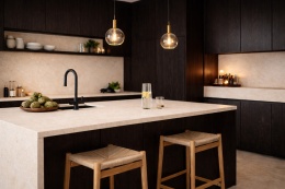 Nowoczesna kuchnia z Marazzi Stone Look Berici Beige, jasnymi blatami i kontrastującą zabudową w ciepłym świetle