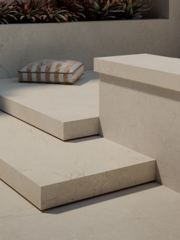 Schody z Marazzi Stone Look Berici Bianco – jasny spiek kwarcowy o naturalnej kamiennej strukturze