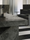 Blat barowy z Marazzi Infinity Anthracite, głęboka grafitowa tonacja i naturalna struktura kamienia