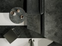 Bar z okładziną Marazzi Infinity Anthracite, antracytowy gres o surowym, industrialnym charakterze