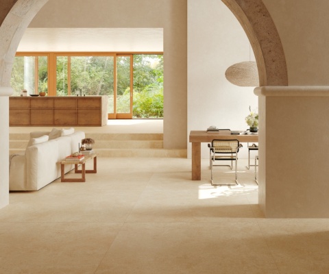 Jasne wnętrze z podłogą ze spieku Marazzi Limestone Ivory satin w ciepłym odcieniu wapienia