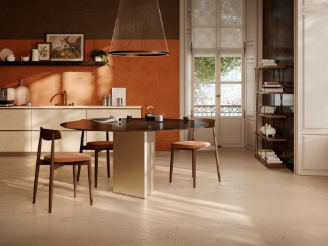 Wnętrze z podłogą w kolorze Pietra Di Sicilia Beige i czerwonymi krzesłami przy stoliku