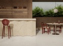 Elegancka strefa barowa z ladą wykończoną spiekiem Pietra Di Sicilia Beige