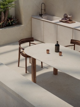 Nowoczesna kuchnia z blatem i stołem ze spieku Pietra Di Sicilia Grigio w jasnoszarym, kamiennym wykończeniu