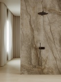 ścian łazienkii wyłozona spiekiem  Marazzi Silver Root Grey w chłodnym odcieniu szarości i delikatnym rysunku żył