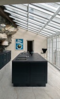 Kuchnia z posadzką Marazzi Silver Root Grey – elegancki szary kamień z subtelnymi żyłami w nowoczesnej aranżacji