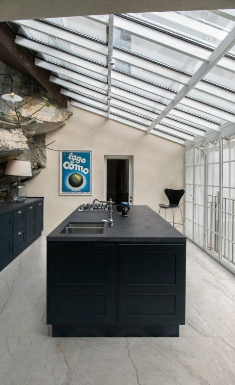 Kuchnia z posadzką Marazzi Silver Root Grey – elegancki szary kamień z subtelnymi żyłami w nowoczesnej aranżacji
