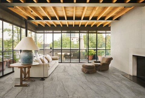 Przytulny salon z podłogą ze spieku Silver Root Grey Marazzi, chłodnoszary marmurowy wzór i eleganckie użylenie
