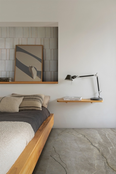 Nowoczesna sypialnia z podłogą ze spieku Marazzi Silver Root Grey w chłodnym odcieniu szarości i delikatnym rysunku żył