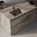 wyspa kuchenna wykonana ze spieku Marazzi Silver Root Grey w chłodnym odcieniu szarości i delikatnym rysunku żył