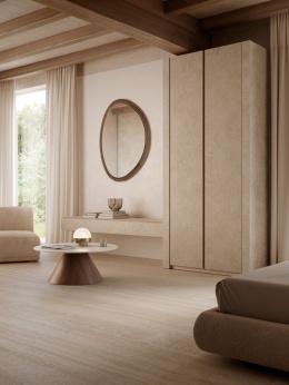 Salon z zabudową ścienną i szafą wykończoną spiekiem Tivoli Beige w ciepłej, beżowej tonacji