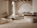 Elegancka sypialnia z podłogą i zabudową w spieku Tivoli Beige, ciepłe beże i naturalne światło