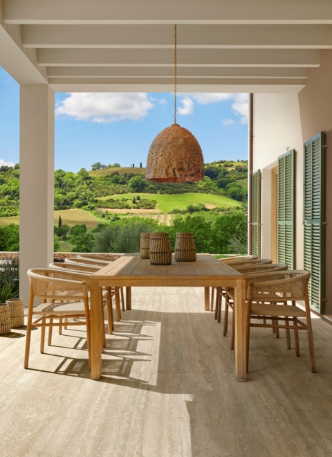 aras z płytami Marazzi Travertino Classico w jasnym beżu, inspirowany naturalnym trawertynem