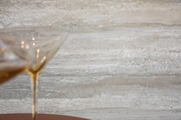 Marazzi Travertino Silver – powierzchnia w odcieniach srebrnej szarości i beżu z realistycznym rysunkiem kamienia